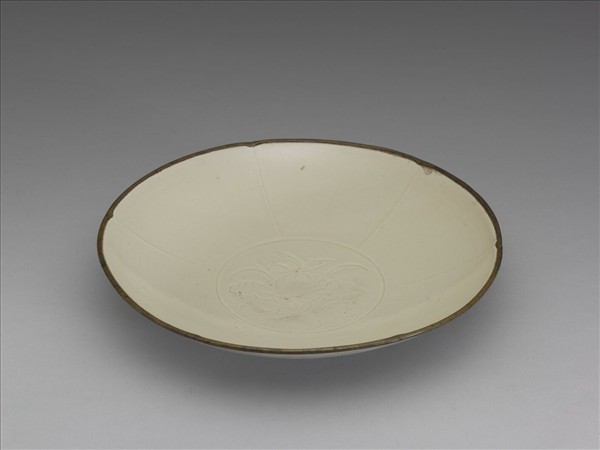 定窯 白瓷劃花蓮花紋盤