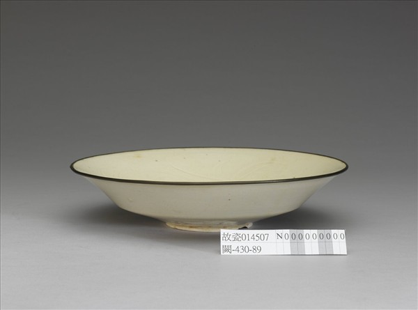 定窯 白釉劃花蓮花紋盤