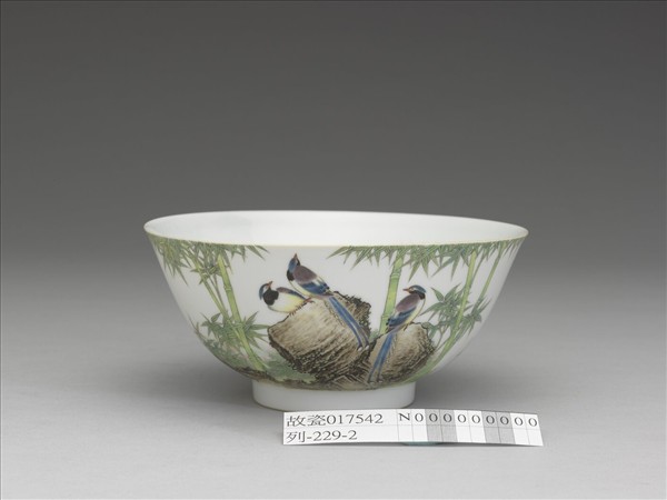 琺瑯彩藍鵲竹石圖碗