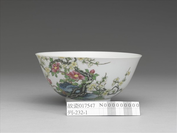琺瑯彩山茶梅花圖碗