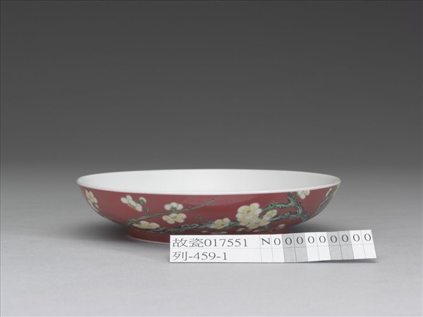 琺瑯彩紅地梅花紋碟