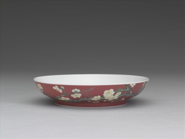 琺瑯彩紅地梅花紋碟