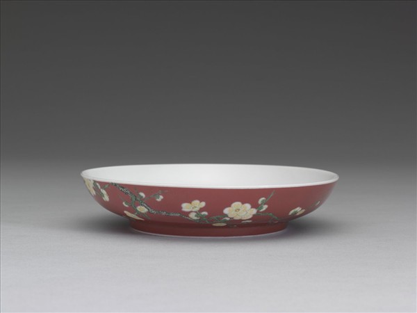 琺瑯彩紅地梅花紋碟