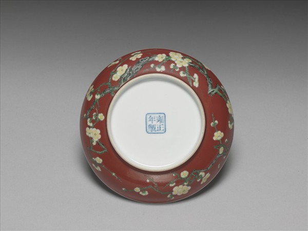 琺瑯彩紅地梅花紋碟