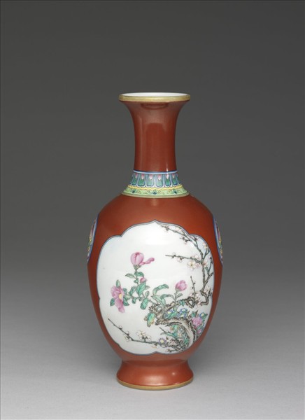 琺瑯彩紅地開光花卉圖瓶