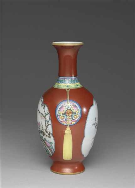 琺瑯彩紅地開光花卉圖瓶