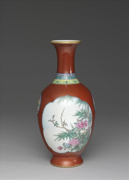 琺瑯彩紅地開光花卉圖瓶