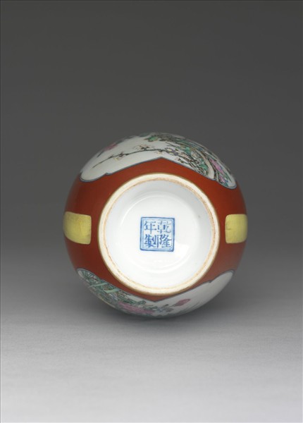 琺瑯彩紅地開光花卉圖瓶