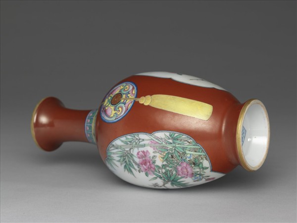 琺瑯彩紅地開光花卉圖瓶