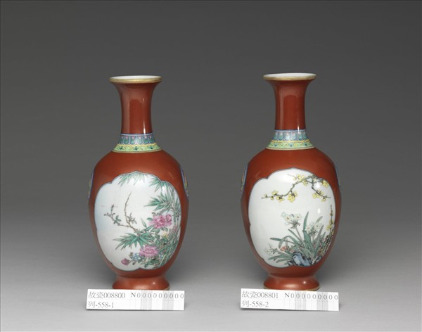 琺瑯彩紅地開光花卉圖瓶