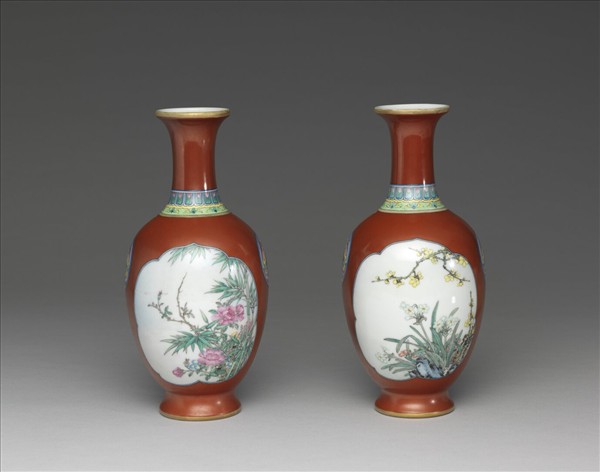 琺瑯彩紅地開光花卉圖瓶