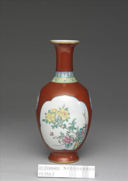 琺瑯彩紅地開光花卉圖瓶