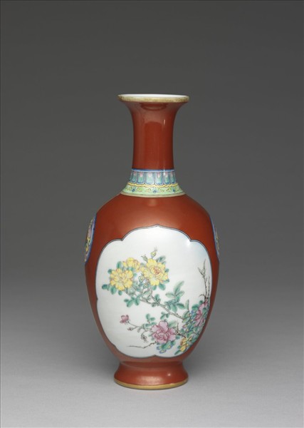 琺瑯彩紅地開光花卉圖瓶