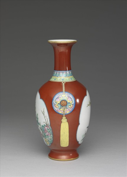 琺瑯彩紅地開光花卉圖瓶