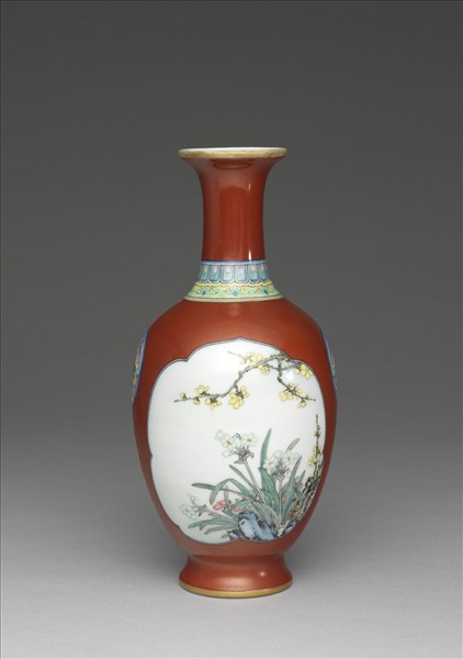 琺瑯彩紅地開光花卉圖瓶