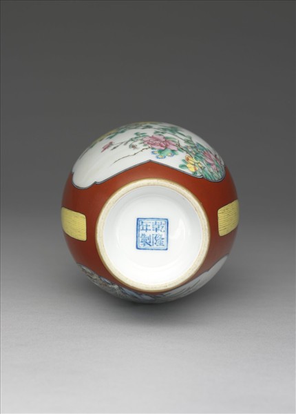 琺瑯彩紅地開光花卉圖瓶