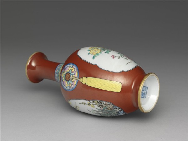 琺瑯彩紅地開光花卉圖瓶