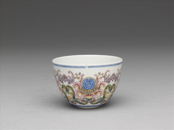 琺瑯彩福壽番蓮紋杯