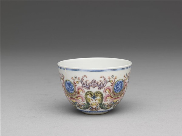 琺瑯彩福壽番蓮紋杯