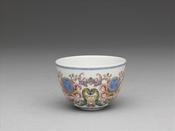 琺瑯彩福壽番蓮紋杯