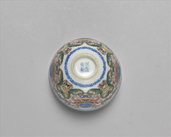 琺瑯彩福壽番蓮紋杯