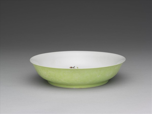 琺瑯彩綠地剔花花竹盤