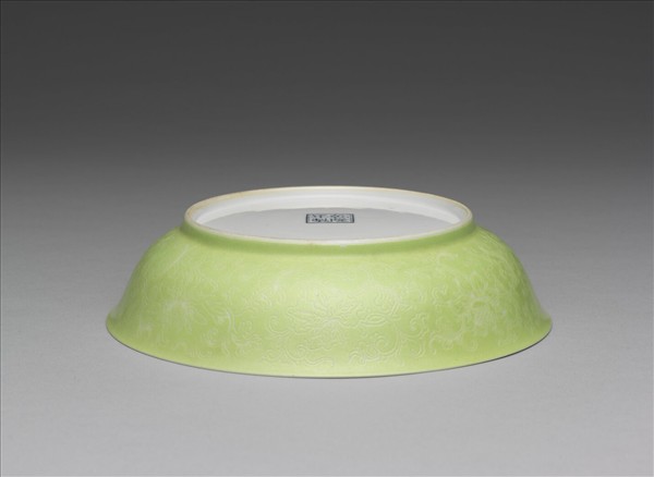 琺瑯彩綠地剔花花竹盤