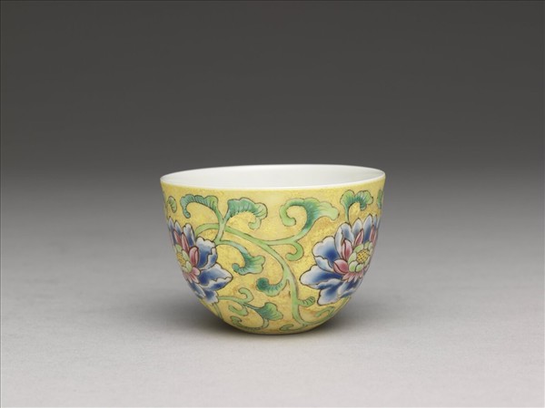 琺瑯彩纏枝蓮小盃