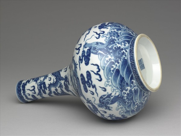 青花九龍紋長頸瓶