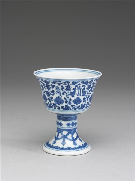 青花番蓮紋高足杯