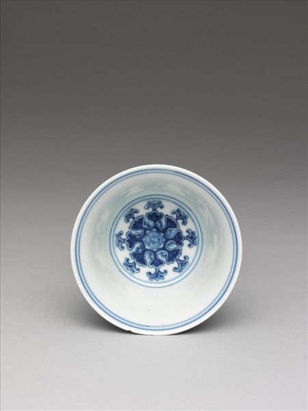 青花番蓮紋高足杯