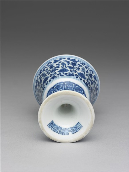 青花番蓮紋高足杯