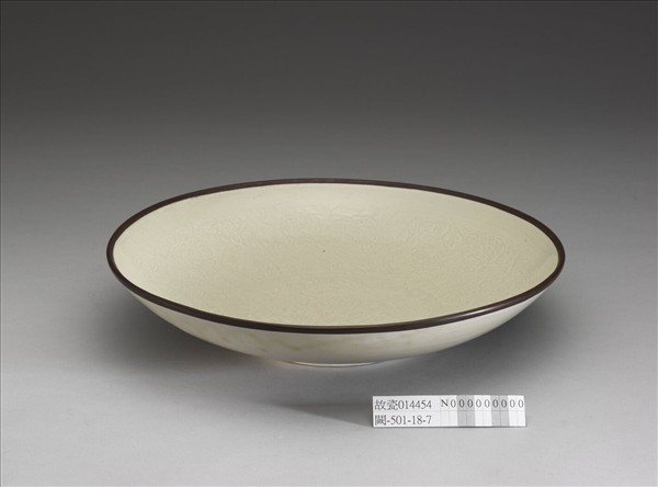 定窯 白瓷印花牡丹蓮花紋盤