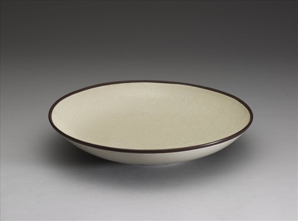 定窯 白瓷印花牡丹蓮花紋盤