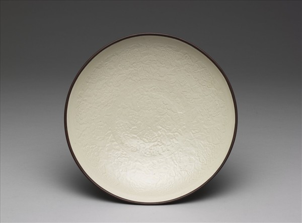 定窯 白瓷印花牡丹蓮花紋盤