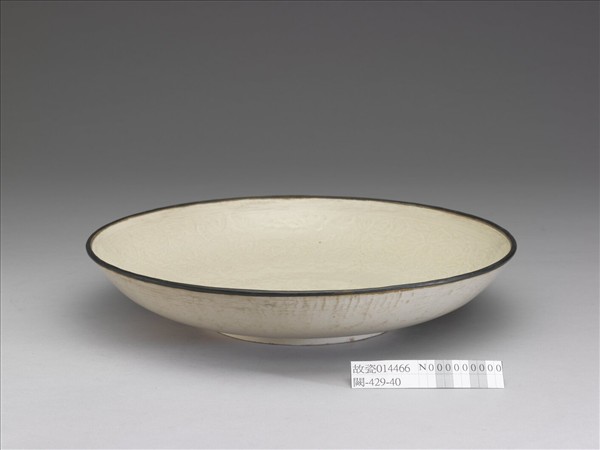 定窯 白瓷印花孔雀牡丹紋盤