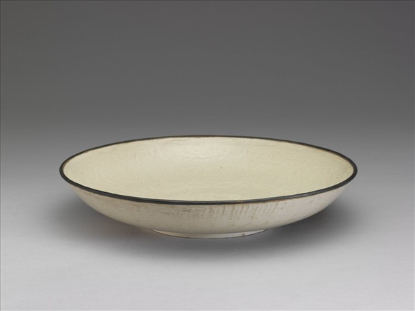 定窯 白瓷印花孔雀牡丹紋盤