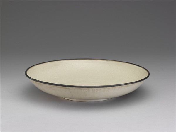 定窯 白瓷印花孔雀牡丹紋盤