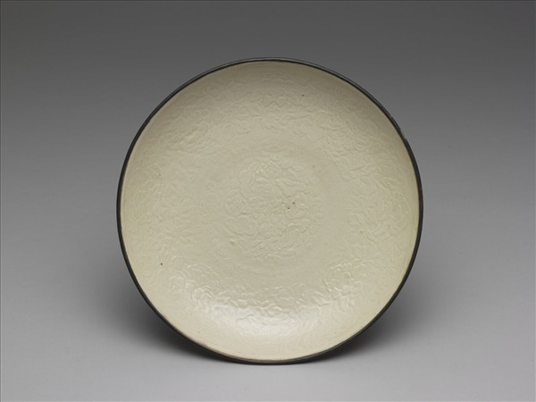 定窯 白瓷印花孔雀牡丹紋盤