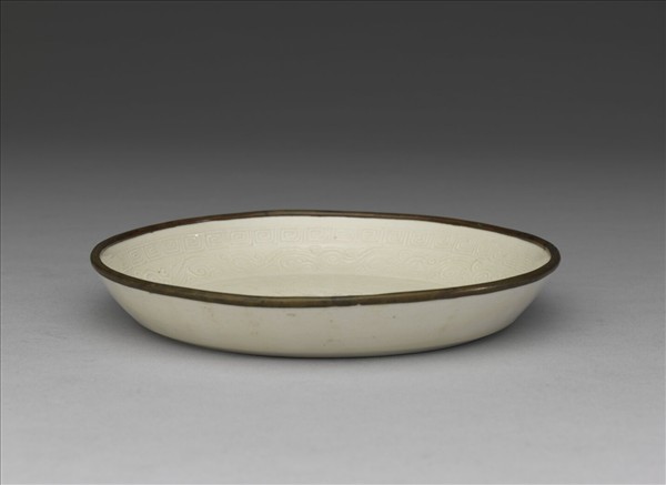 定窯 白瓷印花鴛鴦穿蓮碟