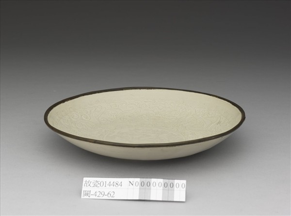 定窯 白瓷印花牡丹飛雁紋盤