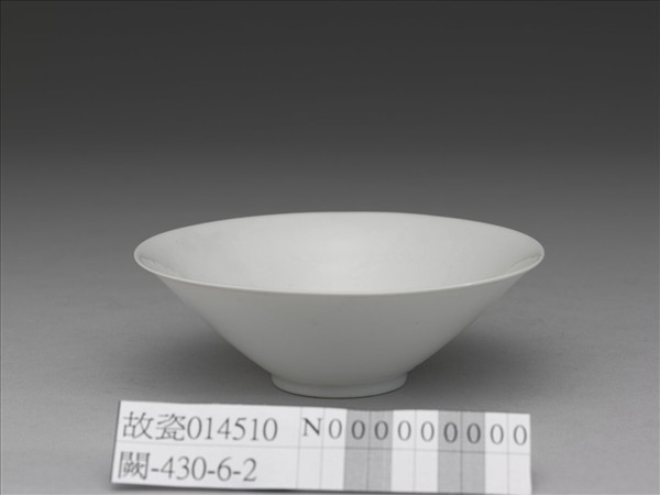 白瓷半脫胎雙龍紋碗