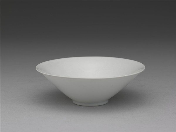 白瓷半脫胎雙龍紋碗