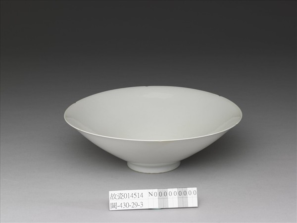 甜白半脫胎番蓮八寶紋葵瓣口碗