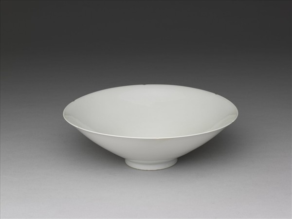 甜白半脫胎番蓮八寶紋葵瓣口碗