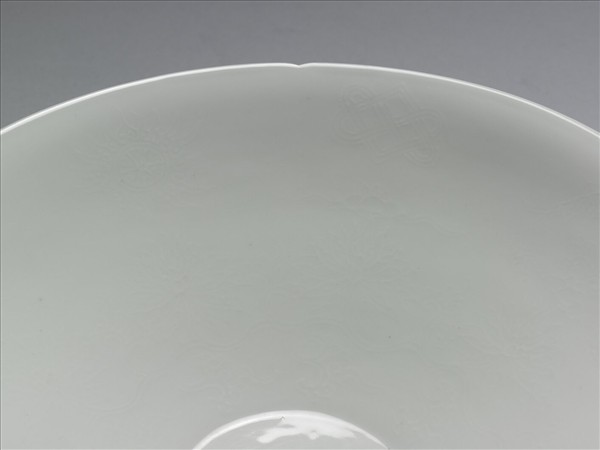 甜白半脫胎番蓮八寶紋葵瓣口碗