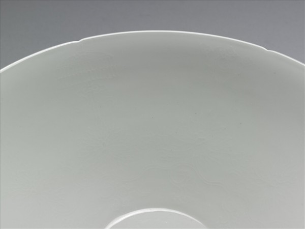 甜白半脫胎番蓮八寶紋葵瓣口碗