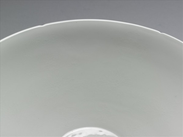 甜白半脫胎番蓮八寶紋葵瓣口碗