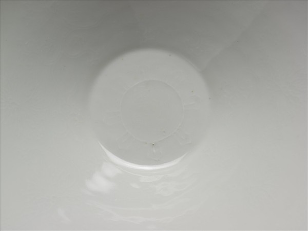 甜白半脫胎番蓮八寶紋葵瓣口碗