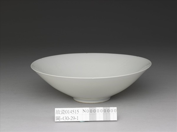 甜白半脫胎番蓮八寶紋葵瓣口碗